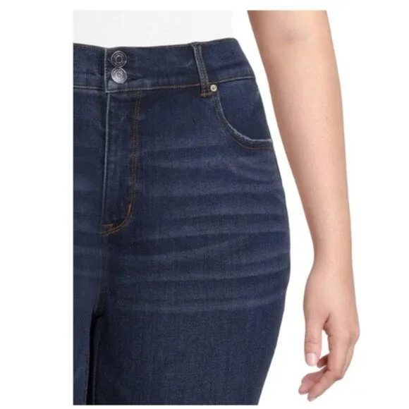 NEW 3X 24W-26W Women's Dark Wash Curvy Fit Denim Cropped Jeans - Picture 2 of 5